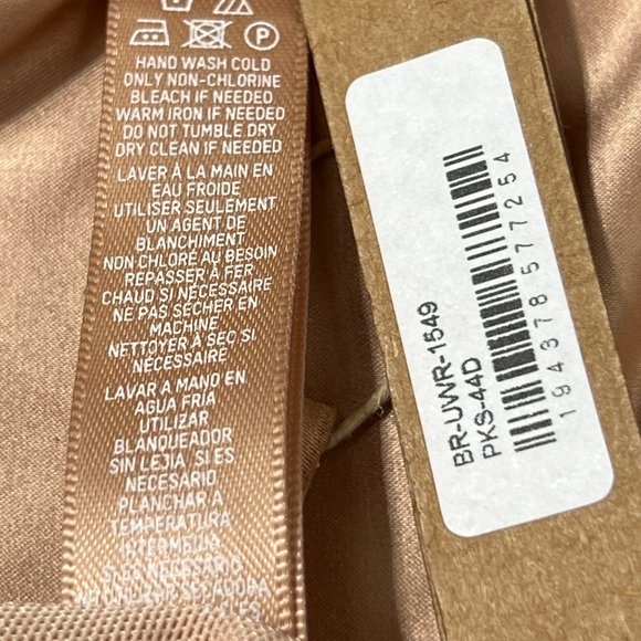 SKIMS Woven Shine Underwire Bra‎ 44D Pink Sand - Picture 8 of 10